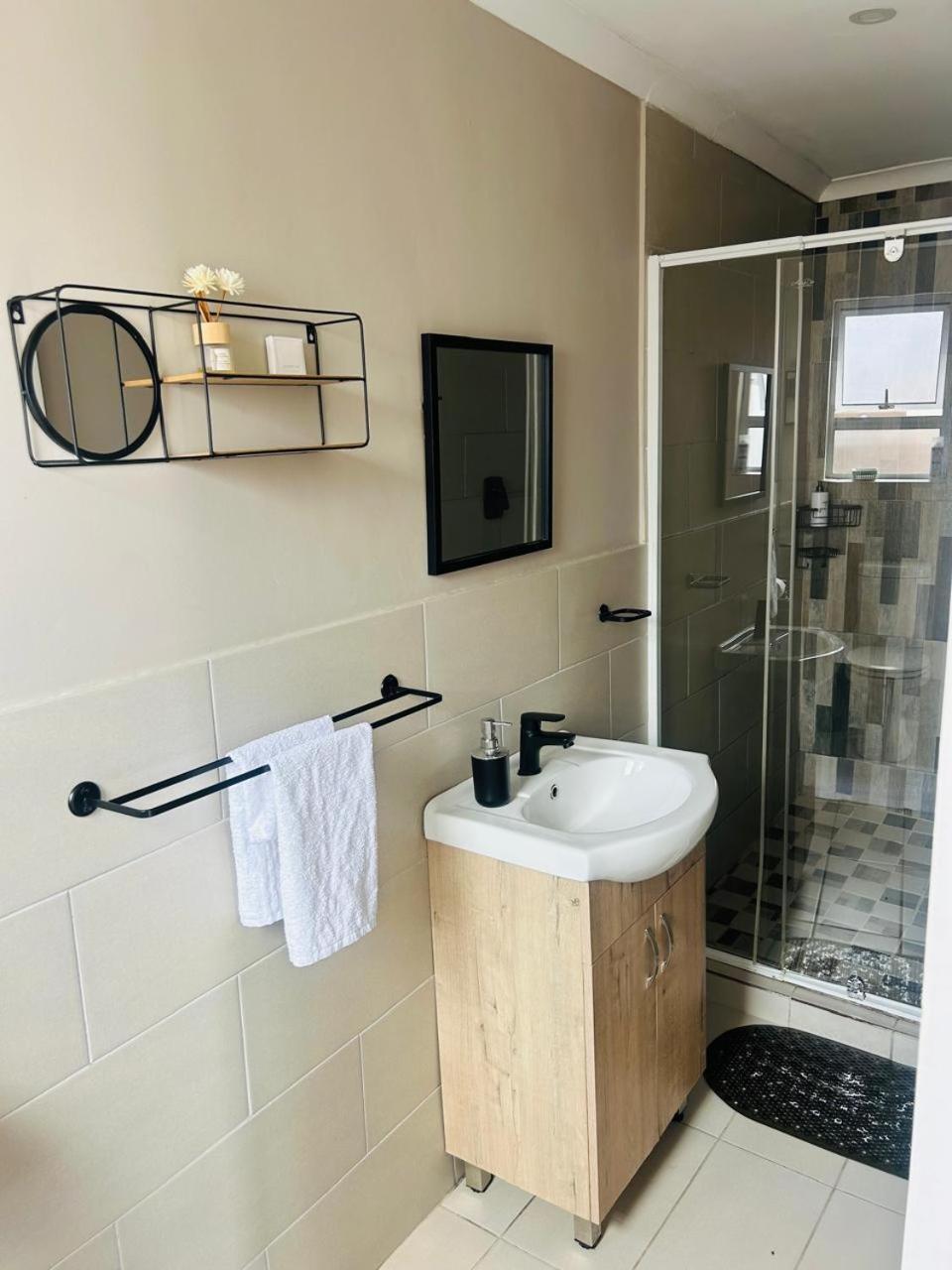 Hidden Bliss Guesthouse East London Bagian luar foto